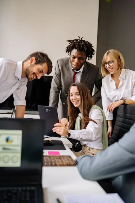 Une personne sur un ordinateur portable qui examine des stratégies de marketing sur les réseaux sociaux chez elle.